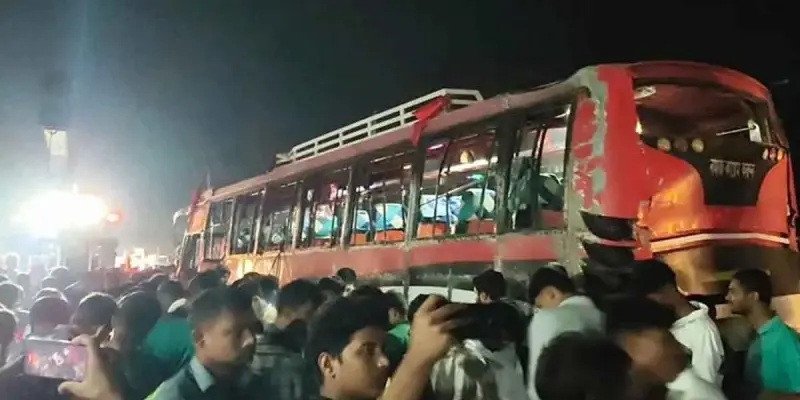 রংপুরে ডিভাইডারে ধাক্কা লেগে যাত্রীভর্তি বাস উল্টে নিহত ১, আহত অন্তত ২০